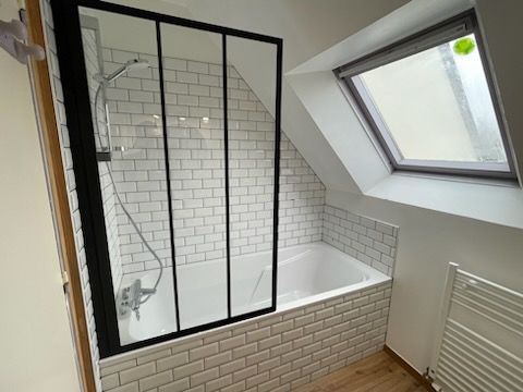 Baignoire avec pare-bain verrière sous les combles