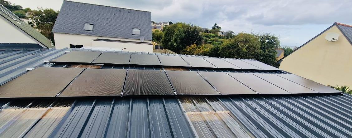 Panneaux solaires sur toiture en bac acier